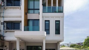 A multi-story residential building with balconies, large windows, and a flat roof. - Stylish Modern Home 4Bedroom 7Bed 200m BTS PhraKhanong, 10min ThongLo (Bangkok)