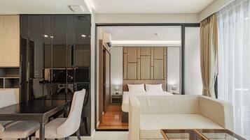 Standard Apartment, Balcony, Pool View | Peti besi dalam bilik, Wi-fi percuma