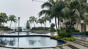 Hồ bơi ngoài trời