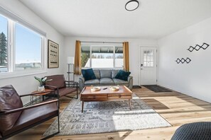 Unclassified image, 2 of 23, button - Remodeled PET Friendly Unit | Near Downtown Palmer (Palmer)