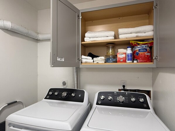 Interior - King Bed. Pet & Family Friendly Upper unit. Walking Distance to Downtown Palmer (Palmer)