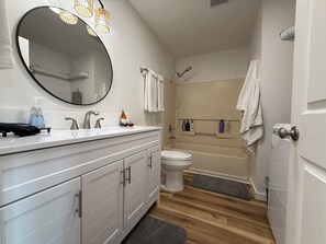 Haartrockner, Handtücher, Seife, Toilettenpapier