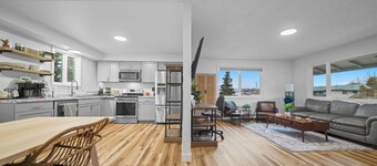 King Bed. Pet & Family Friendly Upper unit. Walking Distance to Downtown Palmer