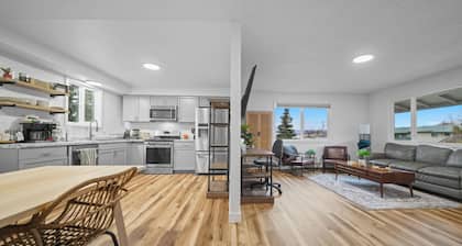 King Bed. Pet & Family Friendly Upper unit. Walking Distance to Downtown Palmer