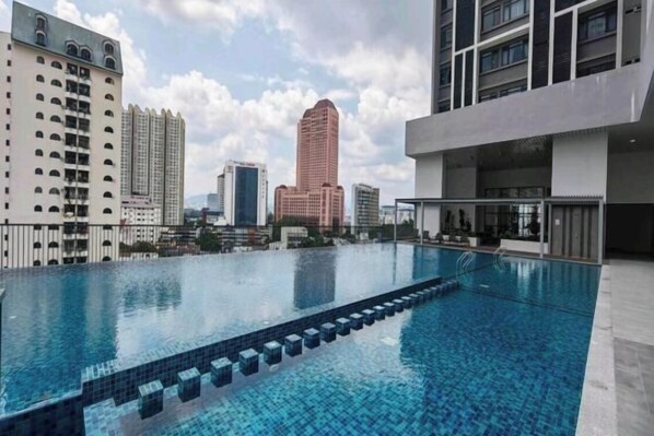 Outdoor pool - The Chambers Luxury Apartments (Kuala Lumpur)