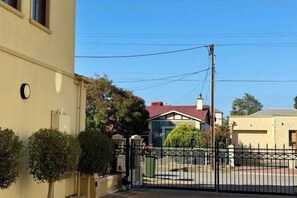 Property grounds - Beach & Bay - Modern Family Stay Glenelg North (Glenelg North)