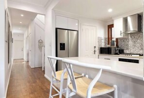 Room - Beach & Bay - Modern Family Stay Glenelg North (Glenelg North)