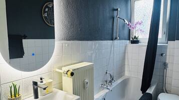 Haartrockner, Handtücher, Seife, Toilettenpapier