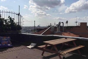 Outdoor dining - Ganbaru Tours - Flats in Galata (Istanbul)