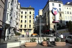 Unclassified image, 2 of 10, button - Ganbaru Tours - Flats in Galata (Istanbul)