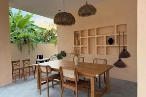 รับประทานอาหารกลางแจ้ง