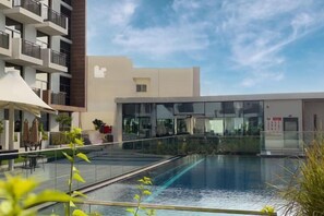 Outdoor pool - Elite LUX Holiday Homes - Modern Sleek Studio in Arjan, Dubai (Dubai)