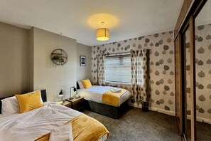 Cribs/infant beds