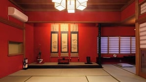 Een traditionele Japanse kamer met tatami vloerbedekking, een shoji schuifwand en een lage houten tafel.