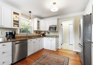 Jääkaappi, mikroaaltouuni, uuni, liesi