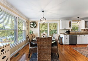 Dining - Dock, Hot Tub & Kayaks on Lake Norman | Lakeside Gem by AvantStay (Denver)