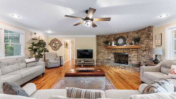 Smart-TV, Tischfußball, Arbeitsbereiche