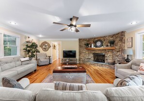 Älytelevisio, pöytäjalkapallopöytä, työhuone