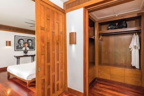 Cribs/infant beds