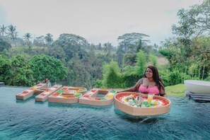 Outdoor pool - Villa Cella Bella : New! Temple Villa ( Bali instaworthy villa ) (Bali)