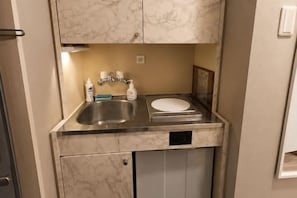 A compact kitchen with a sink, faucet, and countertop. - Lions Mansion Dogenzaka SHIBUYA (Tokyo)