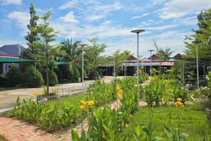Garden - AHHA Bungalow Kampot (Chum Kriel)