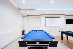 Room - Tropic Loft Private Gigantic 14BD Pool Villa - VVP31.14 (Sattahip)