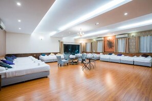 Room - Tropic Loft Private Gigantic 14BD Pool Villa - VVP31.14 (Sattahip)