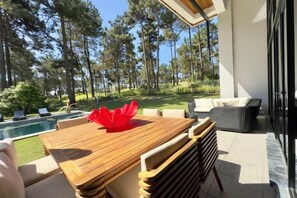 Outdoor dining - BelArt Golf Villa (Charneca de Caparica e Sobreda)