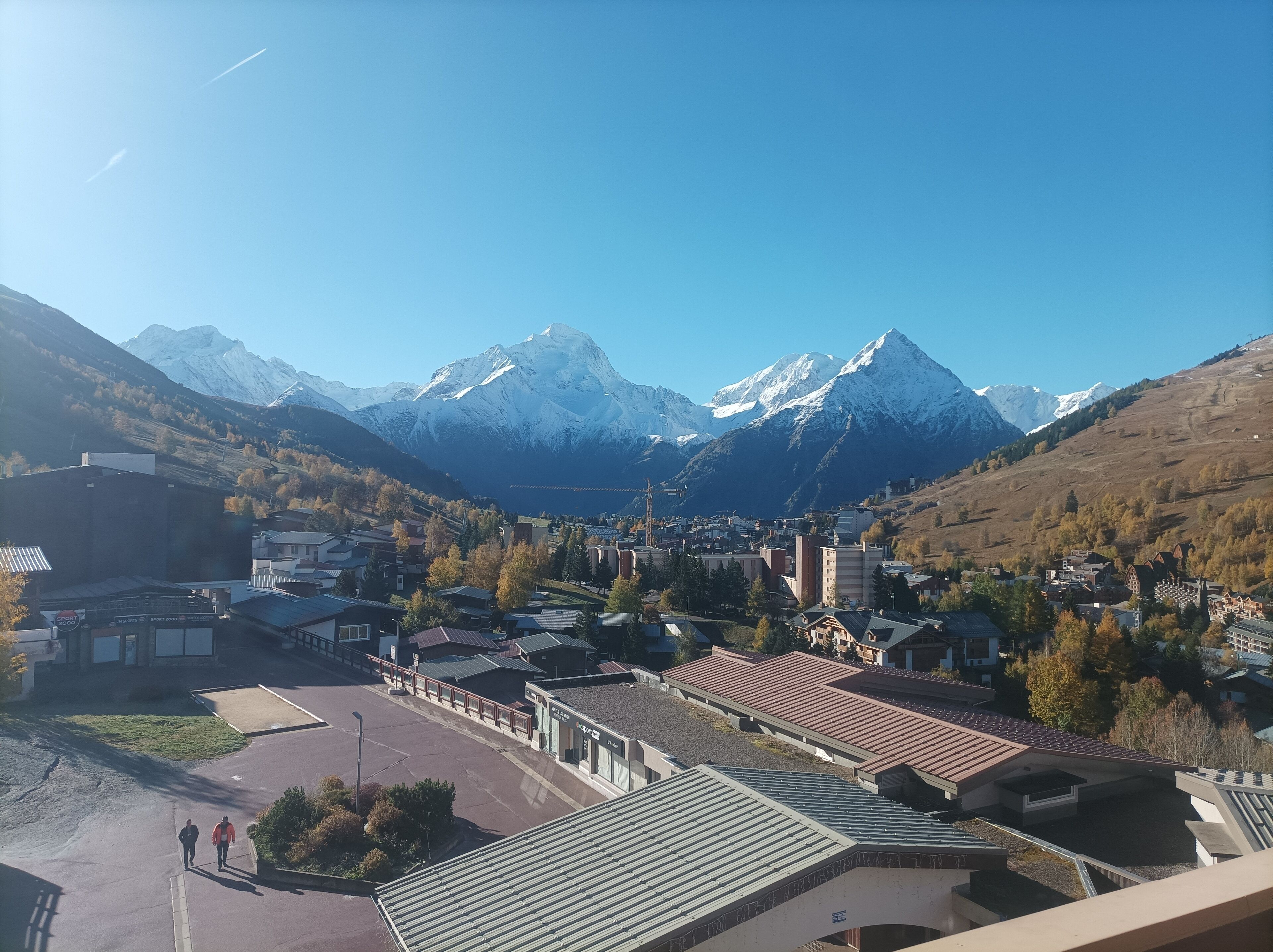 Une ville avec des bâtiments et, en arrière-plan, une chaîne de montagnes.