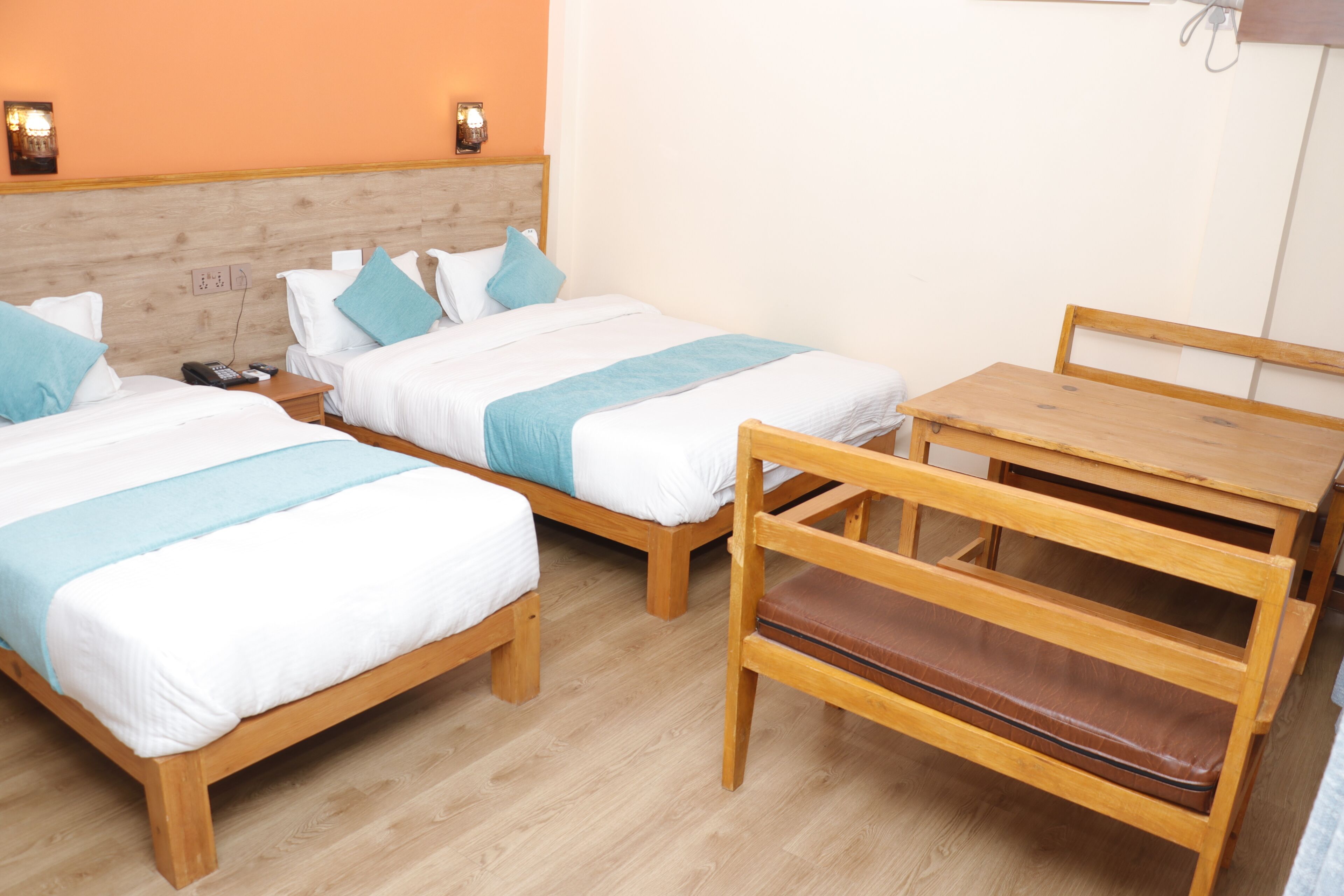 Kahden hengen deluxe-huone (yksi tai kaksi sänkyä), kaupunkinäköala | Työpöytä, kannettavalle tietokoneelle sopiva työtila, ilmainen Wi-Fi