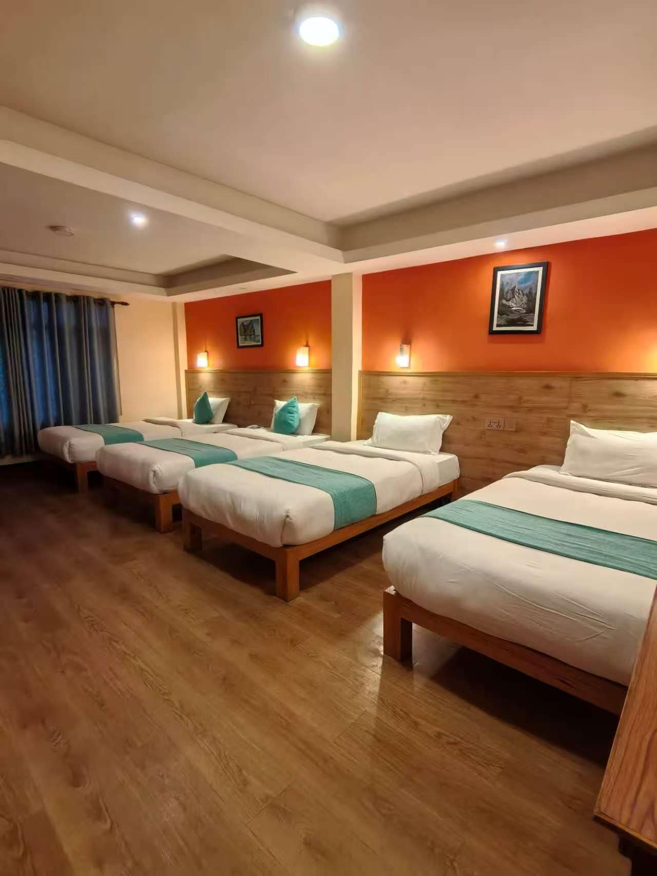 Deluxe-Vierbettzimmer | Schreibtisch, laptopgeeigneter Arbeitsplatz, kostenloses WLAN