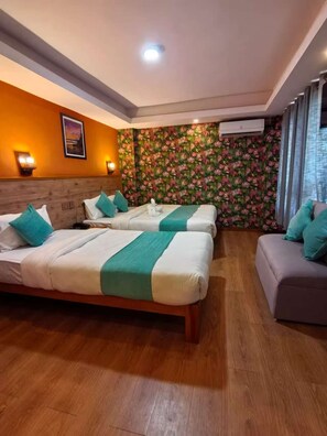 Habitación familiar con 1 cama matrimonial o 2 individuales, vista a la ciudad | Escritorio, espacio para trabajar con laptop y wifi gratis 