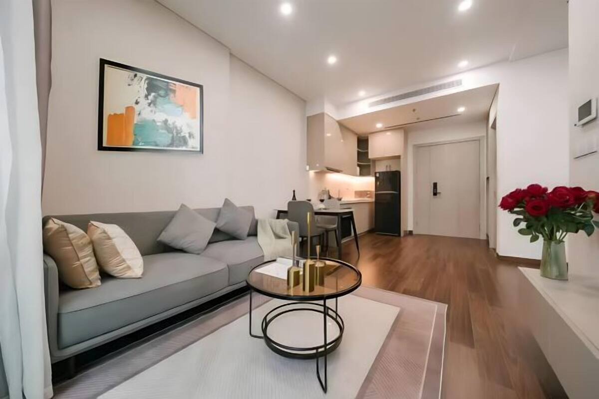 Uma sala de estar moderna com um sofá, uma mesa de centro e um espaço de jantar.