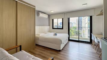 Suíte estúdio conforto, 1 cama Queen, cozinha americana, vista para a cidade | Ferros/tábuas de passar roupa, Wi-Fi de cortesia
