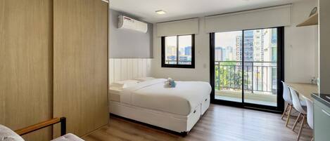 Comfort studio suite, 1 queensize bed, kitchenette, uitzicht op de stad | Een strijkplank/strijkijzer, gratis wifi