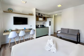 Studio Suite Comfort, 1 Tempat Tidur Queen, dapur kecil, pemandangan kota | Setrika/meja setrika dan Wi-Fi gratis