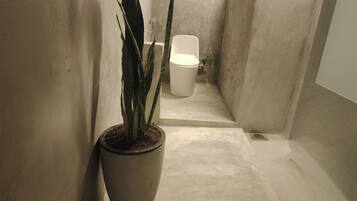 Bidet, toallas, jabón, papel higiénico