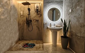 Dusche, Bidet, Handtücher, Seife
