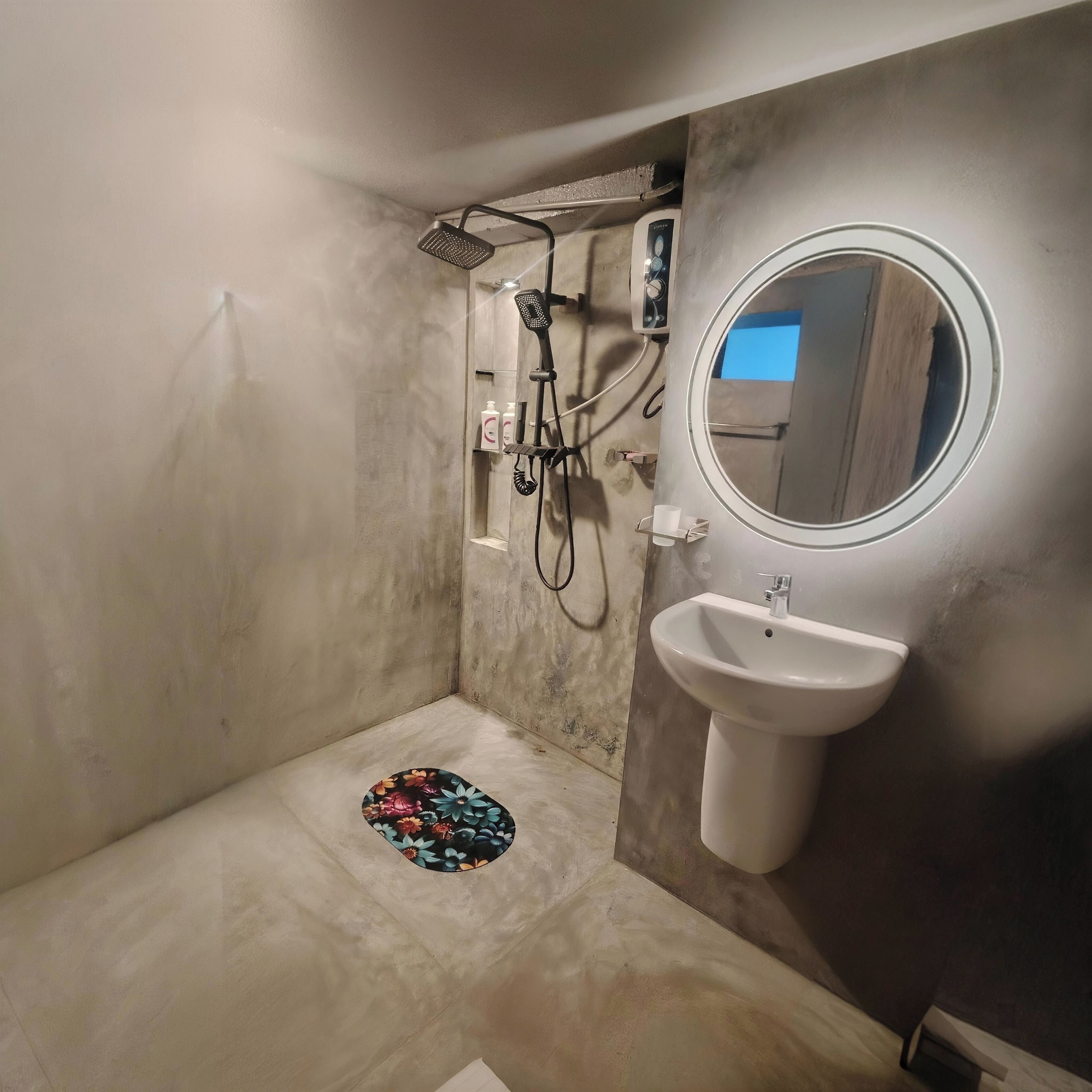 Bidet, toallas, jabón, papel de baño 