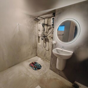 Bidet, toallas, jabón, papel higiénico