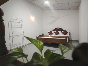 WiFi, bed sheets - Sandila Surf and Stay - Hiriketiya (Dickwella)