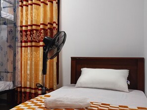 WiFi, bed sheets - Sandila Surf and Stay - Hiriketiya (Dickwella)