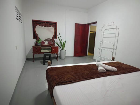 WiFi, bed sheets - Sandila Surf and Stay - Hiriketiya (Dickwella)
