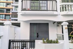 Exterior - Cloud9 Hometel BTS Krungthonburi Station (Bangkok)