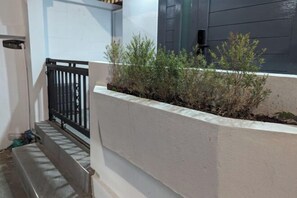 Exterior detail - Cloud9 Hometel BTS Krungthonburi Station (Bangkok)