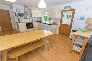 Room - Swallows Beach Chalet Sleeps 6 Walk to the Beach (Croyde)