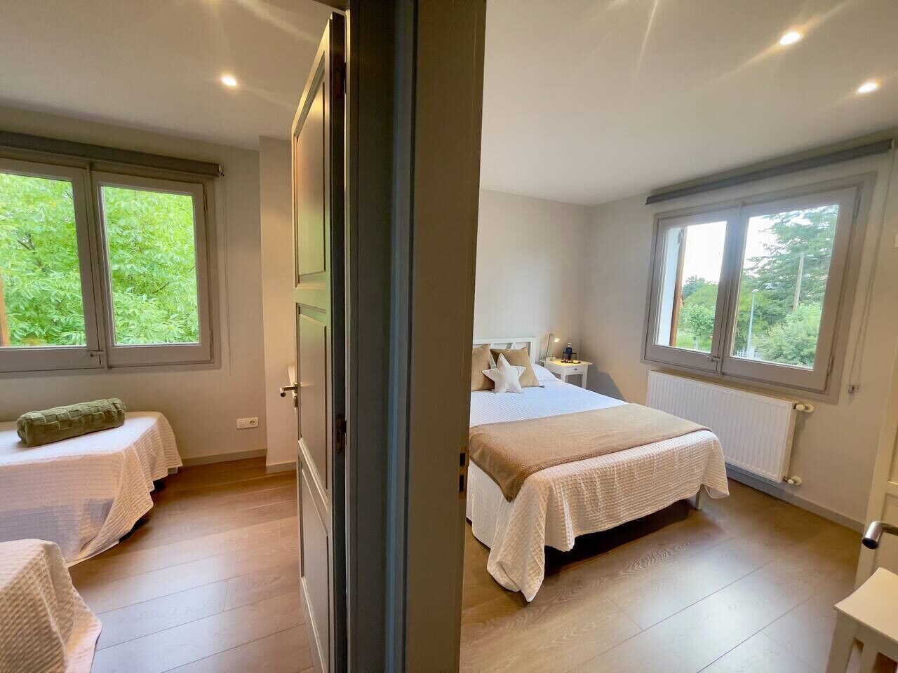4 slaapkamers, een bureau, een strijkplank/strijkijzer, reisbedje