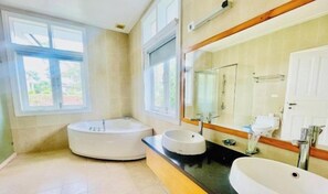 Bathroom - 4 bedroom Seafront Soan Villa - Sealinks Mui Ne (Phan Thiet)