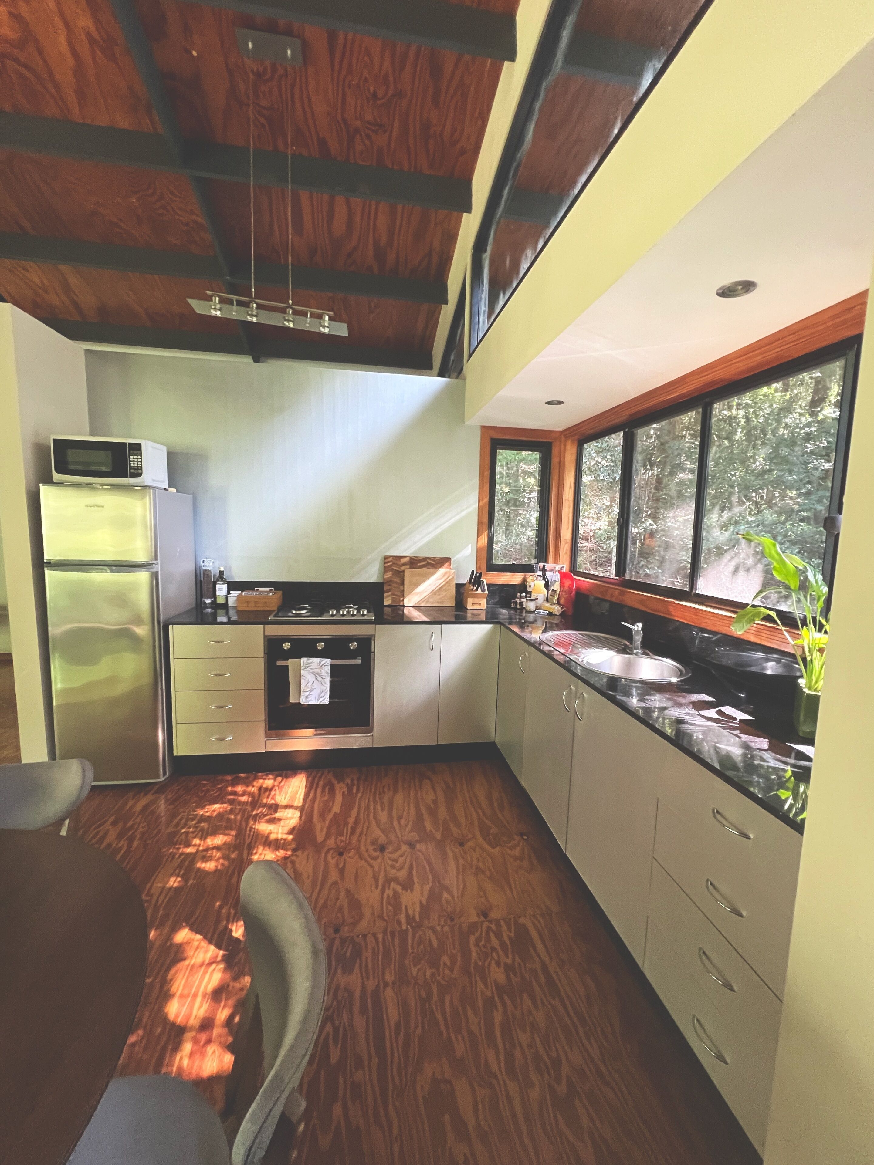 ثلاجة، ميكروويف، فرن، موقد طهي مسطح